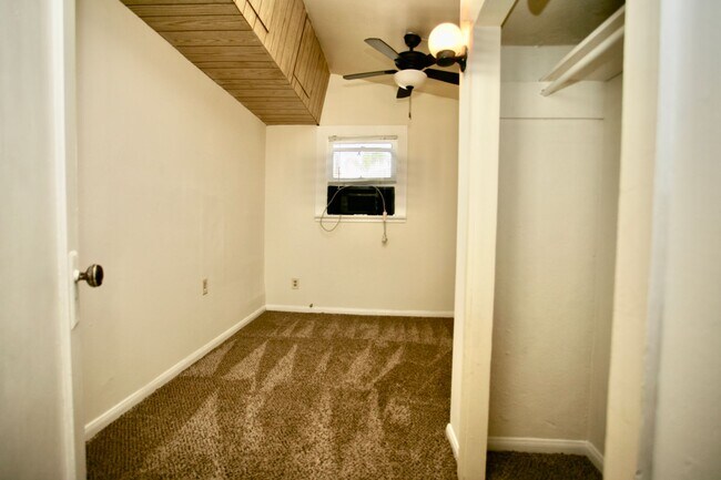 Building Photo - Available now! 2ba 1 ba single story home.