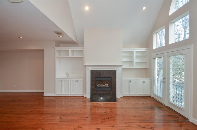 Building Photo - 703 Detering St
