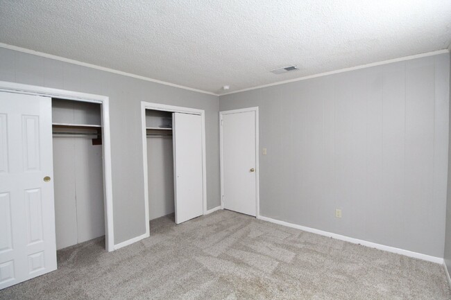 Building Photo - 3 bed 1 bath duplex with almost 1400 sqft ...