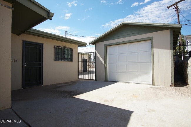 Building Photo - 6201 Tesuque Dr