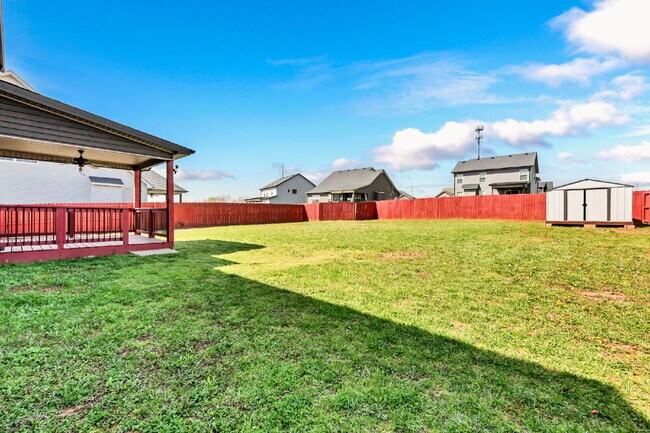 Building Photo - Close to Fort Campbell and MOVE IN READY!