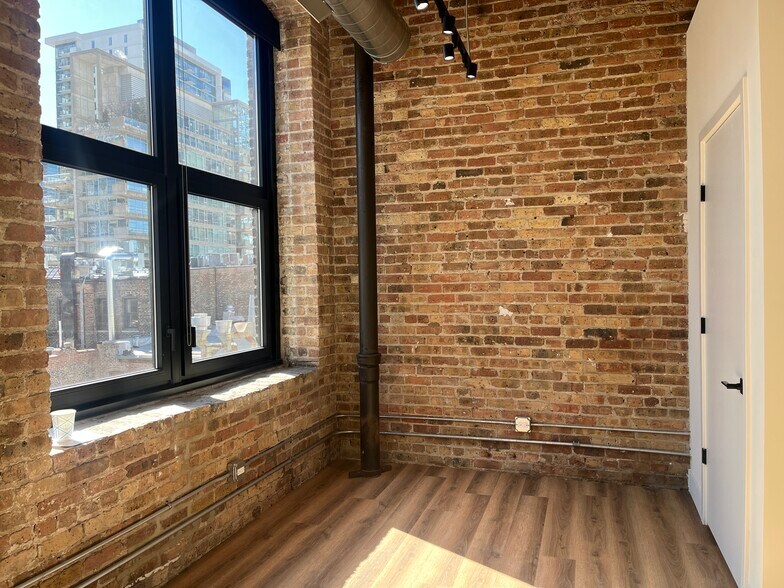 Building Photo - 151 W Ohio St