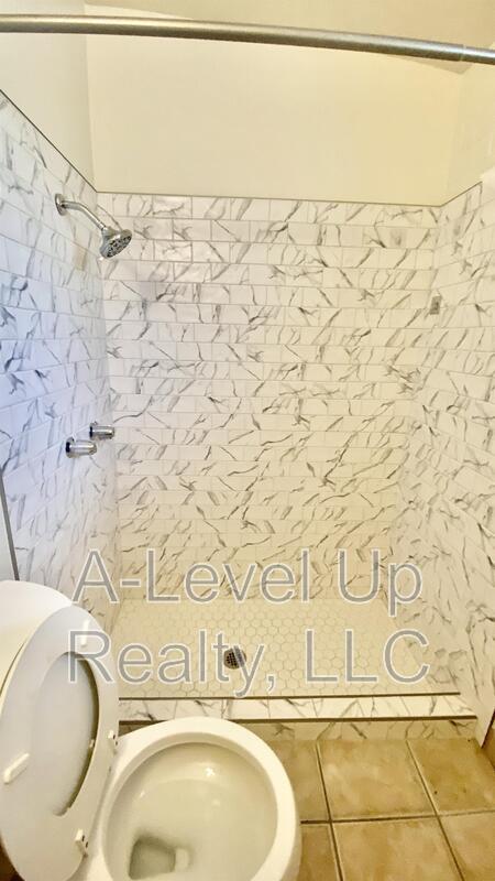 Building Photo - 316 E Elm St