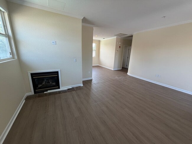 Building Photo - Lovely Upstairs Unit