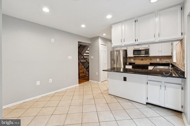 Building Photo - 5790 Burke Towne Ct