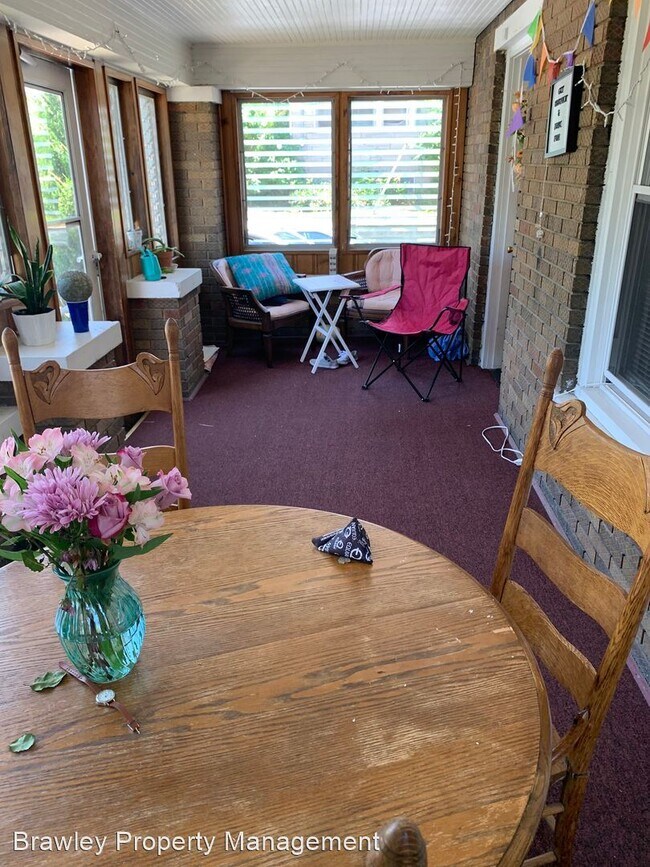 Building Photo - 5 br, 2.5 bath House - 114 E. 1st St