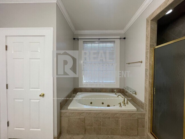 Building Photo - 3241 Ridge Ave