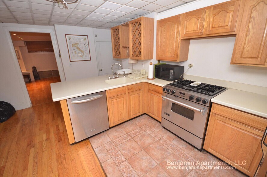 Building Photo - 39 Chestnut St