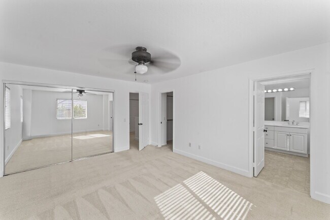 Building Photo - "Charming 3-Bedroom Haven with 2.5 Baths in Santa Clarita – Spacious 1694 Sq Ft Home Awaits!"