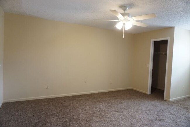 Building Photo - 2 Bedroom 2 Bath Townhome Near NAS Jax. No Additional Monthly Fees