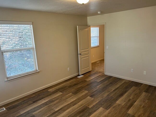 Building Photo - 2 Master Suites, 2.5 Bath Condo in West Jordan