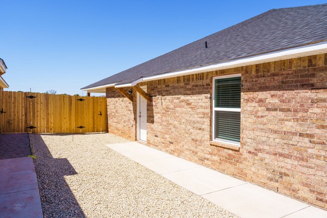 Building Photo - Looking for a spacious, move-in-ready town...