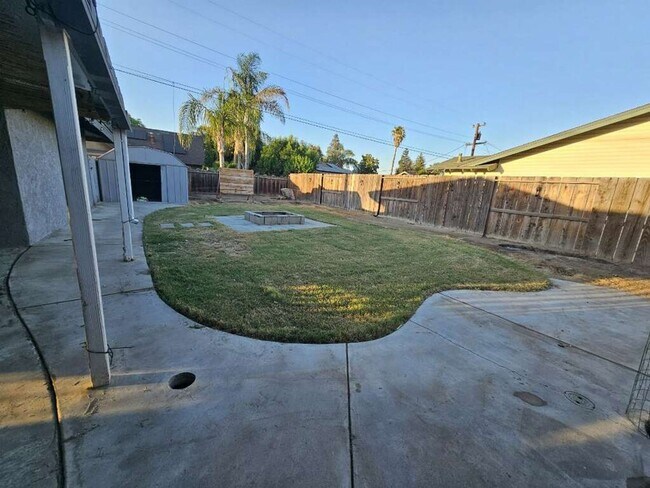 Building Photo - SW-Bakersfield 3 bedrooms 2 baths house