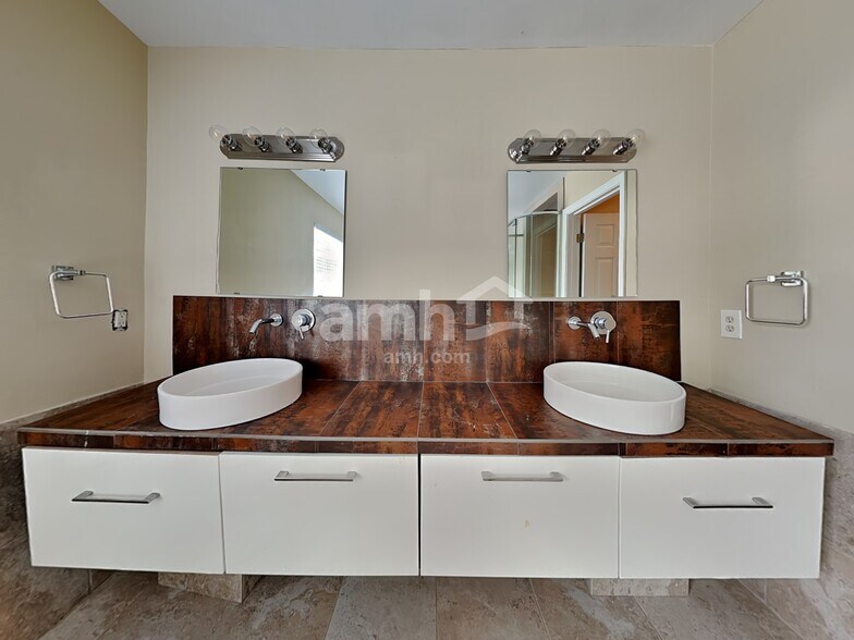 Building Photo - 3 Karsten Creek Dr