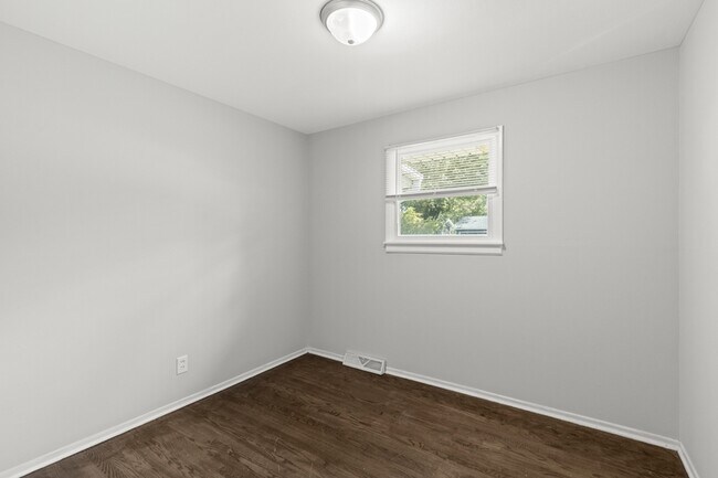 Building Photo - 1517 Lincoln Dr