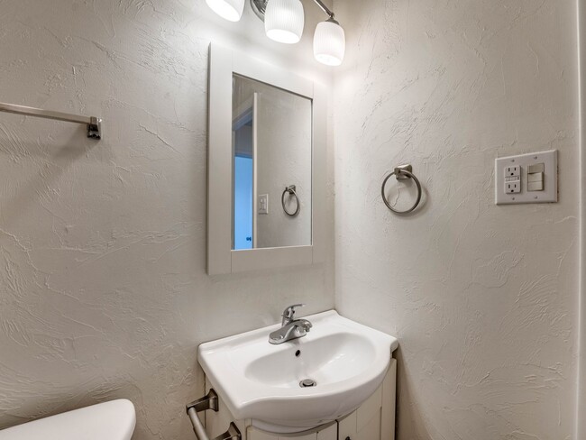 Building Photo - 2 Bedroom, 1 Bath Home in Shawnee!