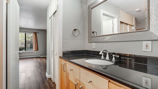 Building Photo - Beautiful Remodeled Adams Point Condo