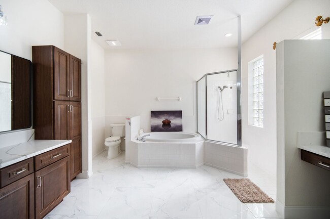 Building Photo - Enjoy the luxury living in Kingshyre, a hi...
