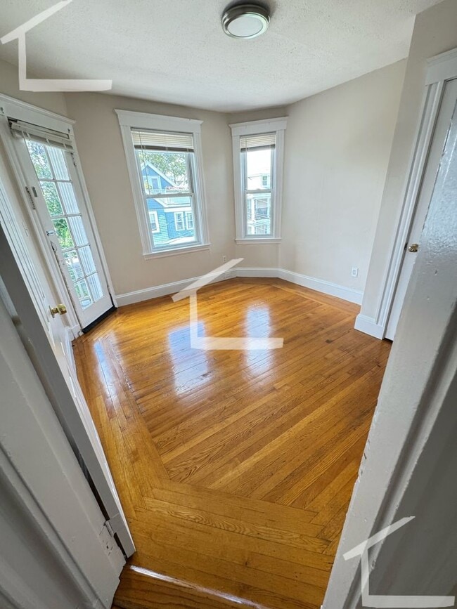 Building Photo - Sunny, Spacious and Affordable!   Apartment in Convenient Location, Hardwood Floors, Cat Friendly