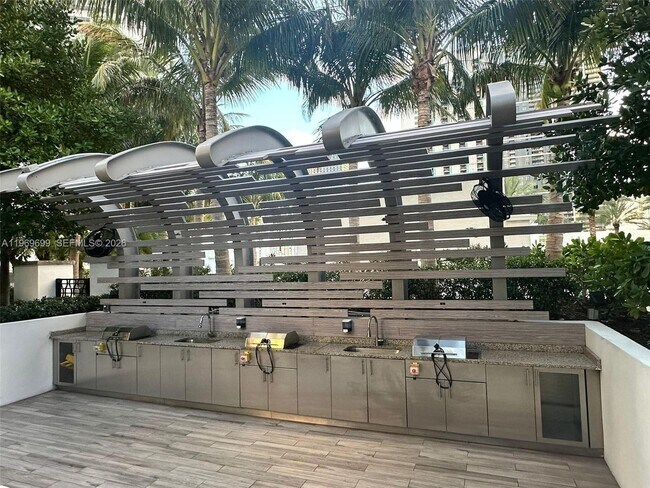 Building Photo - 851 NE 1st Ave