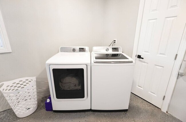 Building Photo - 451 E Lincoln Ave