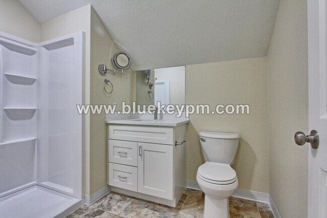 Building Photo - 5 Bed, 3 Bath Home in Orchards with Primary Bedroom on Main