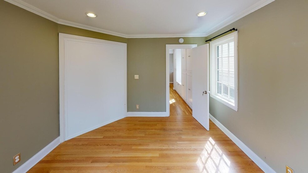 Building Photo - 2371 SW Montgomery Dr