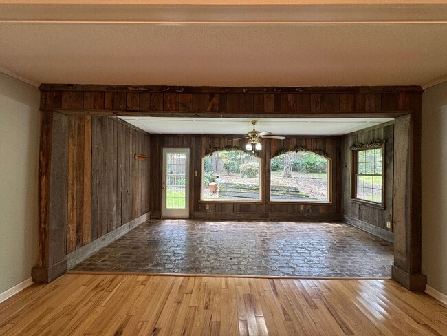 Building Photo - Large 3/2 House off Kingston Hwy- $2,195