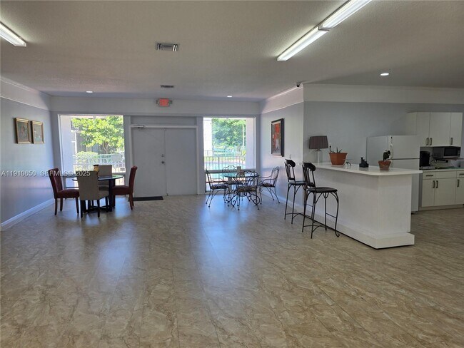 Building Photo - 10399 N Kendall Dr