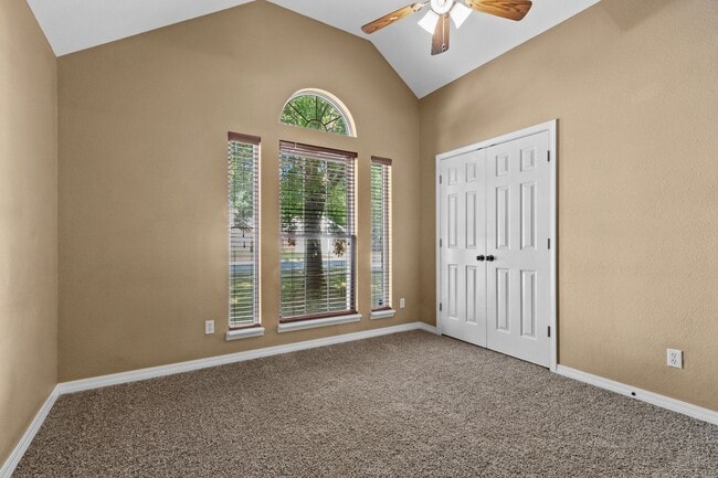 Building Photo - Bright & Beautiful 4 Bedroom Home with Fenced Yard and Modern Upgrades!