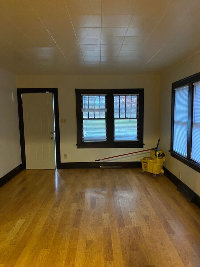 Building Photo - 2 Bedroom 1 bath with fenced in backyard $1200/mo