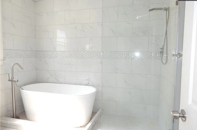 Building Photo - 10805 Hull Ave