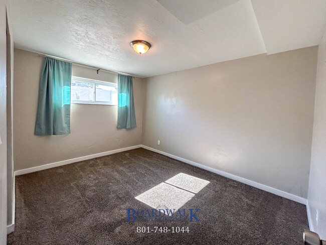 Building Photo - Spacious 4-Bed Home with In-Law