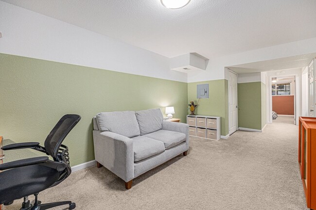 Building Photo - Cozy 2-bed townhome w/ laundry and communi...