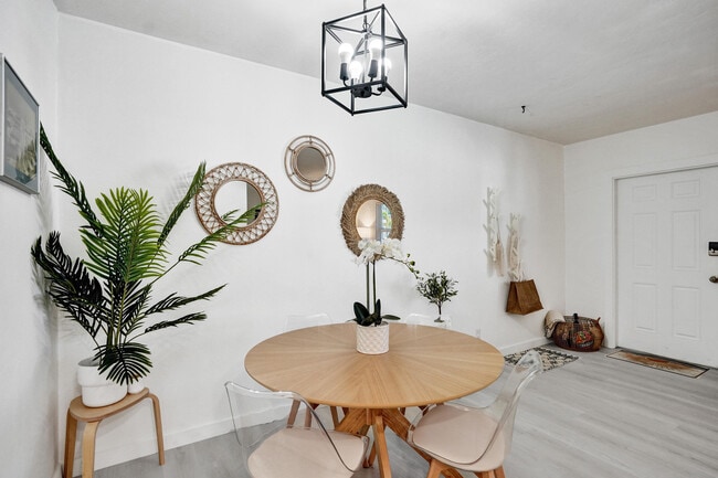 Building Photo - 4658 Bougainvilla Dr