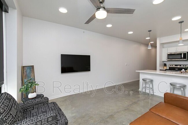 Building Photo - 315 5th St
