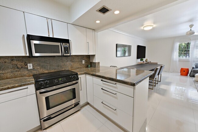 Building Photo - 250 S Ocean Blvd