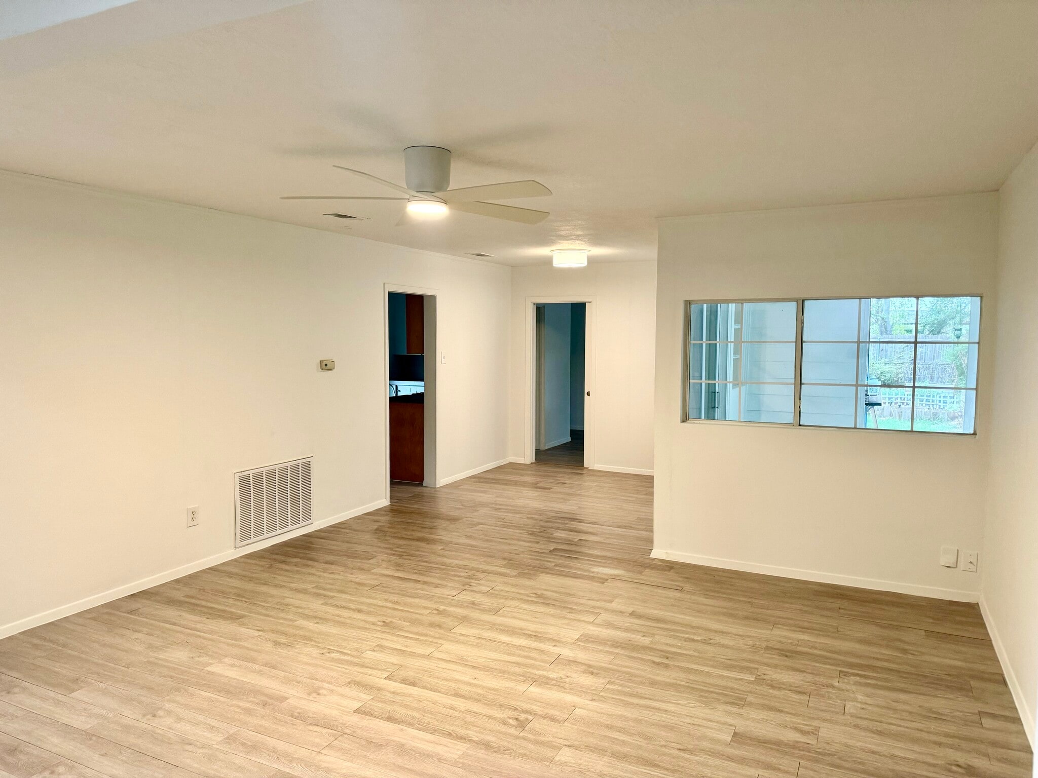 Living - 3914 Ella Blvd