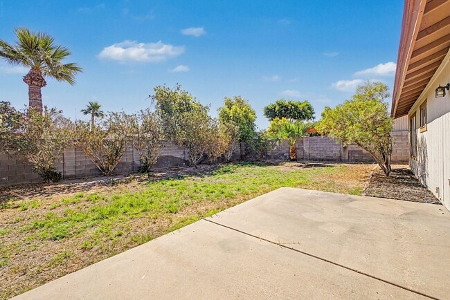 Building Photo - Beautiful 3 Bedroom Home with Large Grass Yard