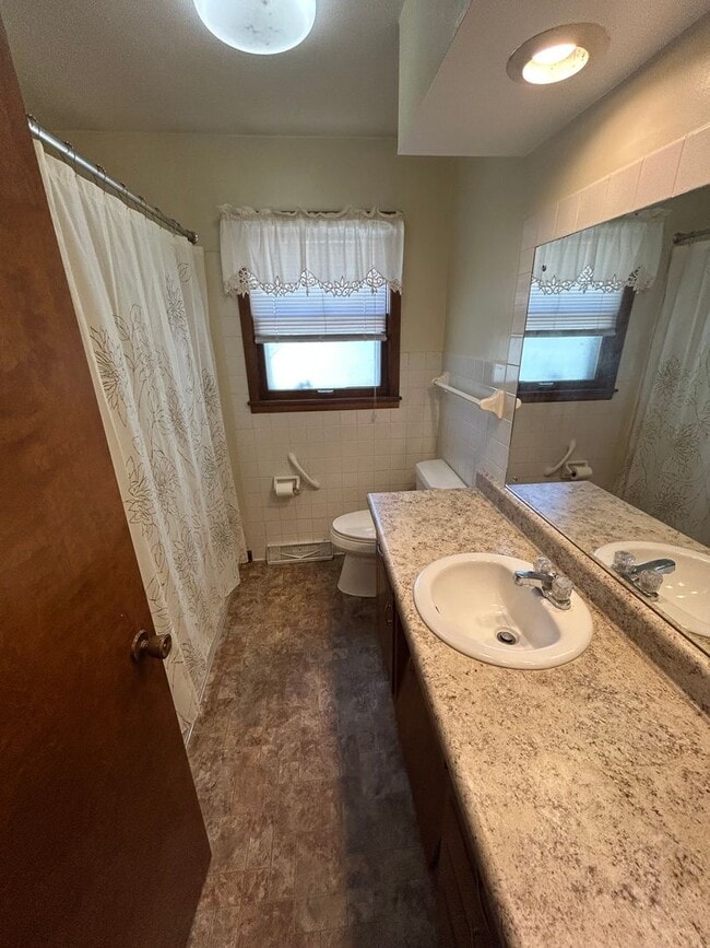 Building Photo - 2bd 1.5 bath duplex for rent Waterloo IA!