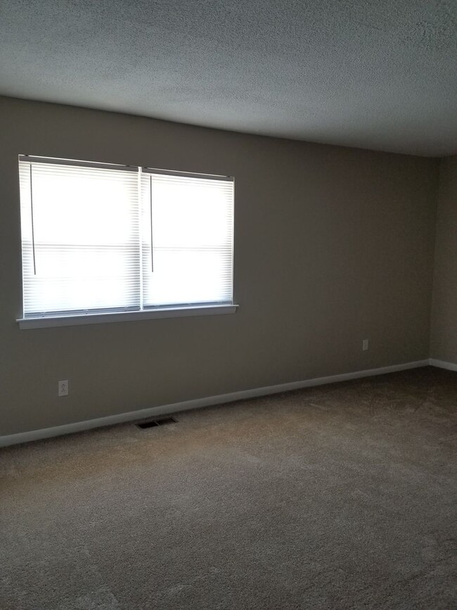 Building Photo - This spacious 3 bedroom 2.5 bathroom townh...