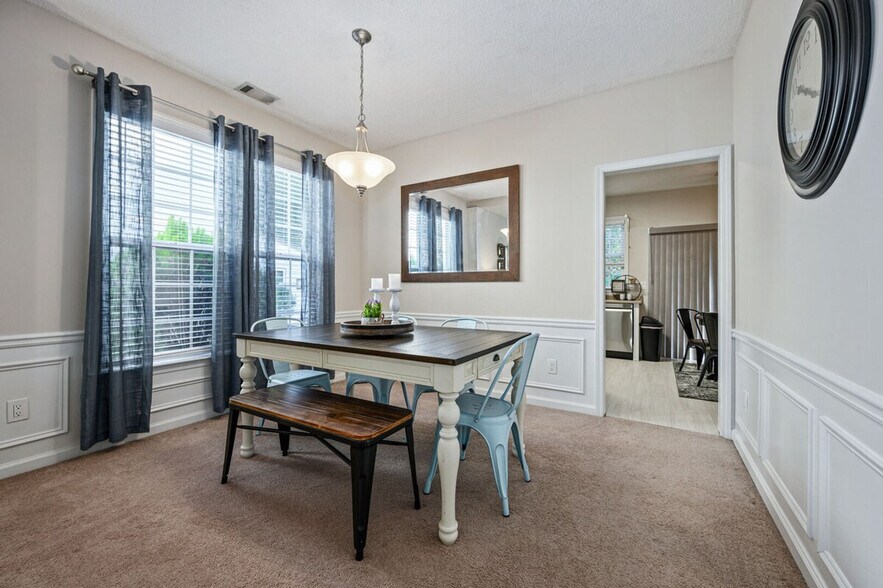 Building Photo - 206 Persimmon Tr