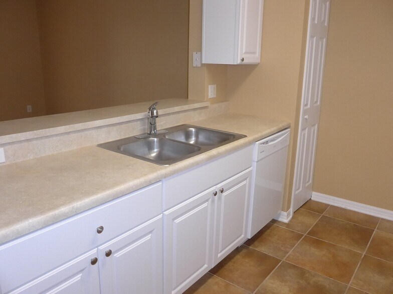 Building Photo - 5475 Vineland Rd