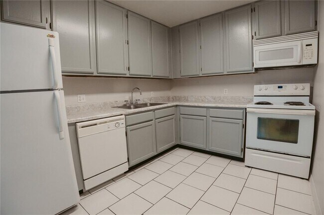 Building Photo - 4162 Versailles Dr