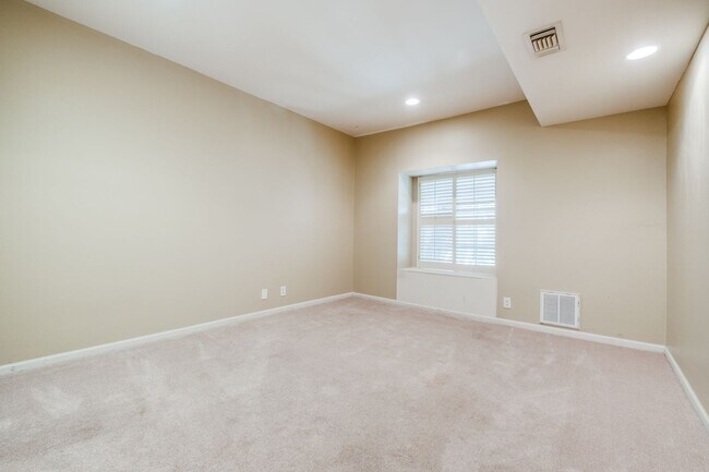 Building Photo - 3-BEDROOM TOWNHOME IN DIJON NORTH, ALAMO HEIGHTS