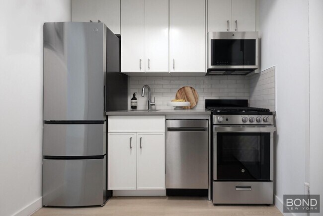 Building Photo - 115 E 34th St