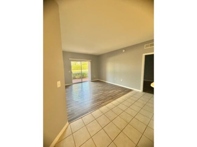 Building Photo - Annual 2-bedroom Condo in The Gardens At Beach Walk! Water Included!