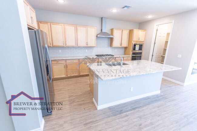 Building Photo - 15243 W Latham St