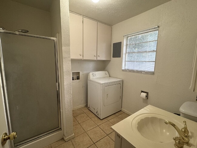 Building Photo - 3 bedroom 2 bath, great neighborhood! One ...