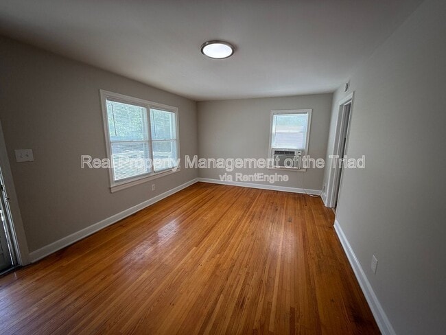 Building Photo - 828 Circle Dr